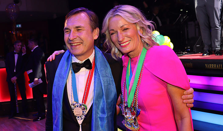 Thomas Linsmayer als neuer Theaterchef des Deutschen Theaters, pflegt wieder einen guten Kontakt zu Monika Gruber - hier auf der Narrhalla Soirée am 28.01.2023 im Deutschen Theater München (©Foto: Martin Schmitz)